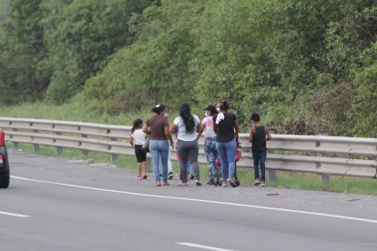 Familias se mantienen en la zona esperando a que ciudadanos se acerquen a regalarles cosas.