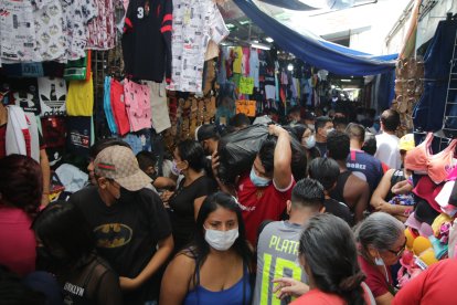 En pasillos cercanos a las  calles Olmedo, Chimborazo y Ayacucho hubo amontonamientos.