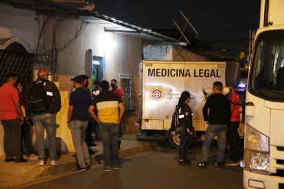 En este inmueble  fueron baleados cuatro menores de edad. La Policía llegó para recabar  indicios.