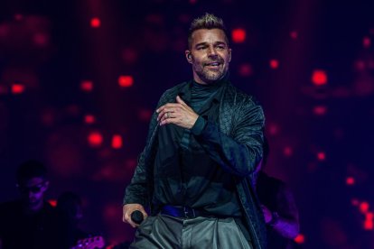 Fotografía de archivo fechada el 22 de octubre de 2021 que muestra al cantante puertorriqueño Ricky Martin mientras canta durante su concierto de la gira "Enrique & Ricky Live!" en el FTX Arena en Miami, Florida (EE.UU.).