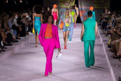 Fotografía de archivo de Naomi Campbell con una creación de Versace en un desfile de moda en Milán (Italia) el pasado mes de septiembre.