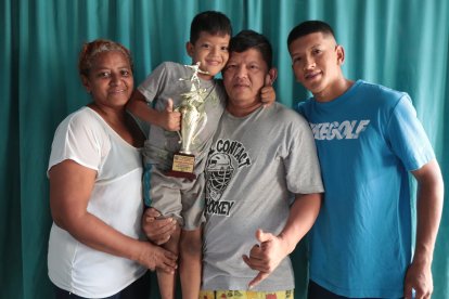 Dixon Vera (d) junto a su mamá Sandra Rodríguez, su hermano pequeño Daxel y su papá Darwin.