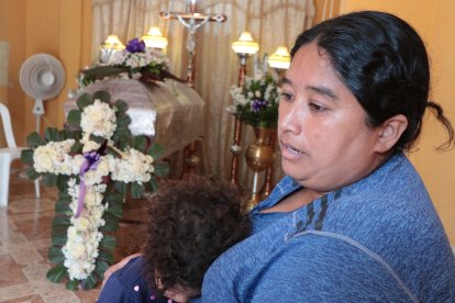 Junto al féretro con el cuerpo de Jennifer Galarza su madre relata los maltratos de que era víctima.