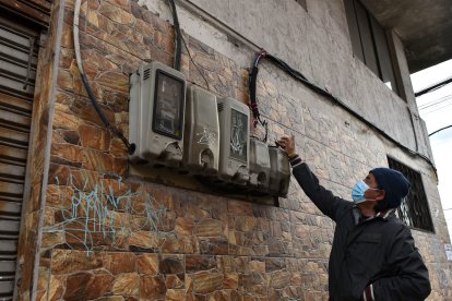 Patricio Castillo indica que pronto tendrá que poner seguridades de metal en los medidores y cables.