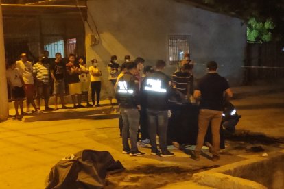 En la noche de Navidad trasladaron los dos cuerpos de los hombres incinerados.