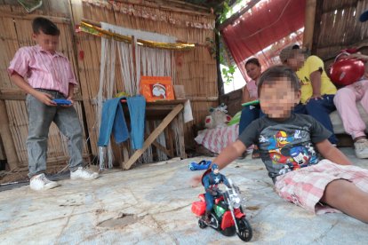 Los pequeños no pararon de jugar con sus regalos: un carro a control remoto y una motocicleta de Capitán América.