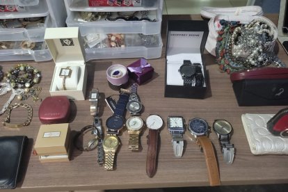 Joyas y otros enseres recuperados por la Policía, luego de atrapar a los supuestos ladrones.