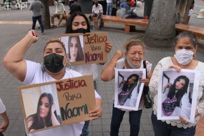 Familiares y amigos de Naomi realizaron una protesta en los bajos de la Fiscalía en Guayaquil.