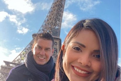 La bella y romántica París es el escenario en el que la pareja comparte su felicidad.