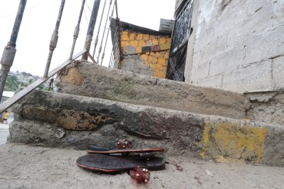 En el sitio del crimen quedaron las zapatillas de una de las víctimas.