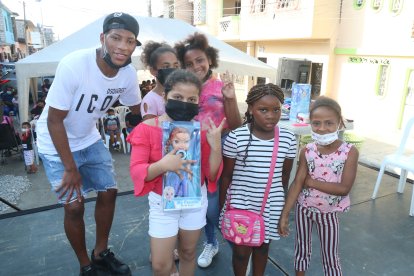 Gonzalo Plata, y los vecinos de su zona en el suburbio de Guayaquil.