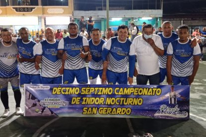 El equipo del Grupo Alcívar, listo para la final de la categoría sub-40.