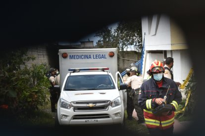 A través de una rendija en una puerta se miraba todo el movimiento que ocurría dentro del inmueble.
