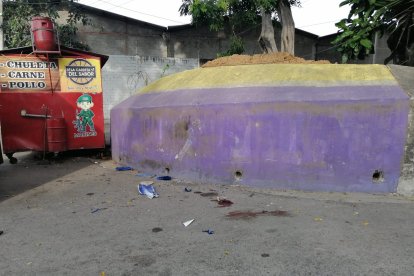 En el lugar quedaron las manchas de sangre luego del asesinato.