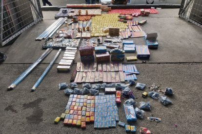 Distintos productos pirotécnicos decomisados en operativos en las bahías.