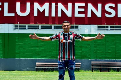 Mario Pineida con la camiseta del Fluminense.