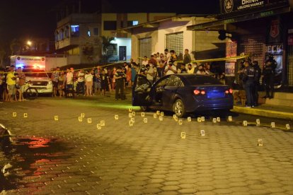 Más de 40 indicios balísticos levantaron los policías en el sitio.