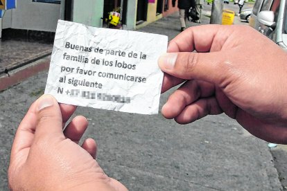 El papel que recibieron los dueños de los locales les informa que deben contactarse a un número telefónico.