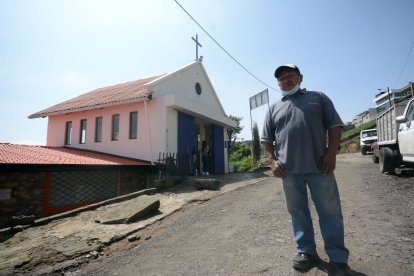 El vecino levantó la iglesia junto a  otros residentes. Desde los 18 años se dedicó a la albañilería.