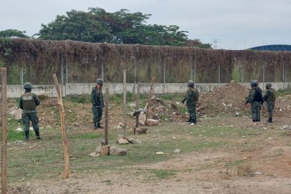 Militares contgrolan el perímetro de la Carcel regional de Guayaquil. La presencia de los soldados será permanente en todas las prisiones del país.