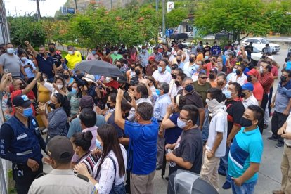 Representantes de más de 50 líneas de buses urbanos de Guayaquil se concentran en los exteriores de la ATM