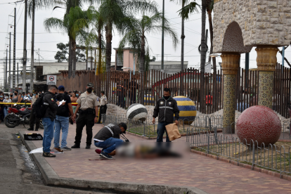 Egidio Valderrama Olivo Morocho, de 56 años, quedó tendido en la calle, afuera del Parque Norte.