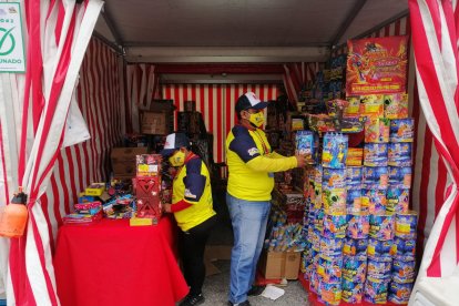 Son 60 comerciantes los que ofrecen productos para despedir el año. La pirotecnia tiene una buena salida y llenará de luces la ciudad.