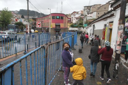 En la Shyris la concentración de ciudadanos bebiendo alcohol y ocasionando grescas llevó a la colocación de vallas.