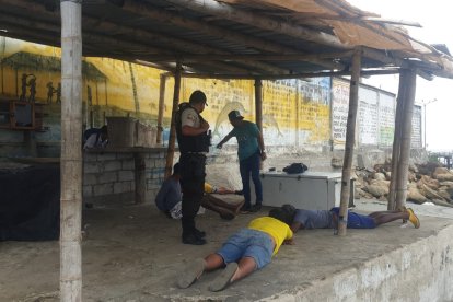 La Policía aprehendió a cuatro sospechosos de robar a comerciantes, uno de los cuales llevaba arma de fuego.