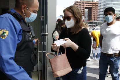 En un centro comercial del norte de Quito se pide el certificado de vacunación para ingresar