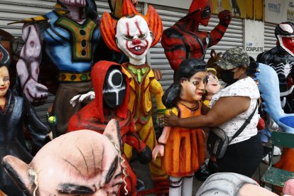 El soldado y la muñeca de la  serie El Juego del Calamar han sido los más pedidos. Maribel Parrales dice que la venta ha sido buena.