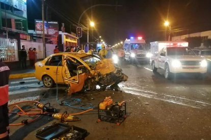 En Pujilí, los dos vehículos se destruyeron en su parte delantera.