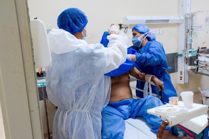 Personal de salud atiende a un paciente contagiado con covid-19, en el Hospital del Instituto Ecuatoriano de Seguridad Social.