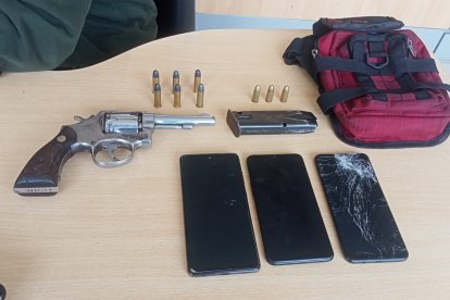 El arma y los teléfonos celulares