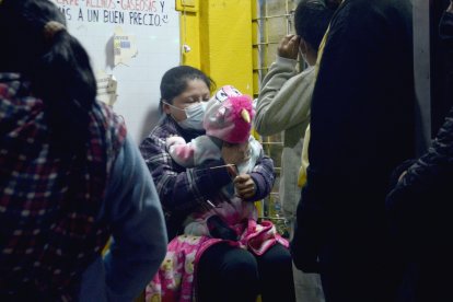 Los moradores cuidaron a la infante hasta que llegaran los paramédicos y policía.