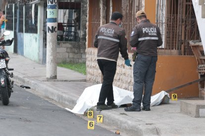 El hombre fue atacado a tiros por individuos a bordo de un carro gris.