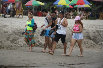 Aunque el día estuvo algo nublado desde muy temprano, decenas de turistas salieron a la playas.