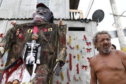 Guillermo Valle y su loca creación con contenido social, sobre la COVID-19.