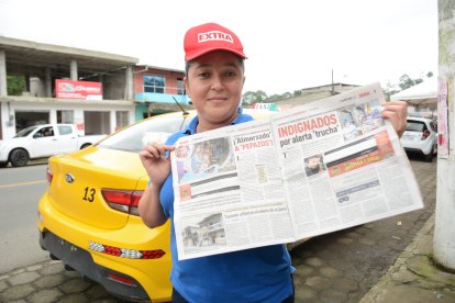 María suele recibir su periódico todos los días en su local, ubicado vía a Puerto Quito.