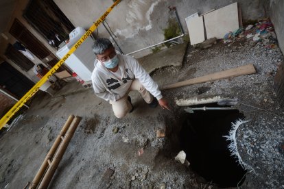 En los patios de los vecinos se han formado socavones de, al menos, cuatro metros de profundidad.
