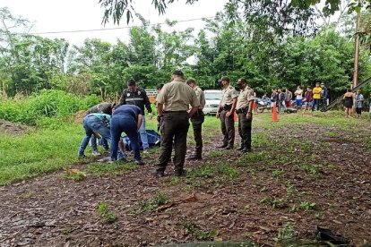 El cadáver, hallado cerca del río Chila, en el cantón El Carmen, de Manabí, presentaba un disparo a la altura de la cabeza.