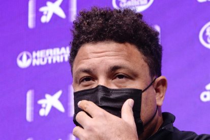 El dueño del Cruzeiro, Ronaldo Nazario, comparece ante los medios de comunicación, en una fotografía de archivo.