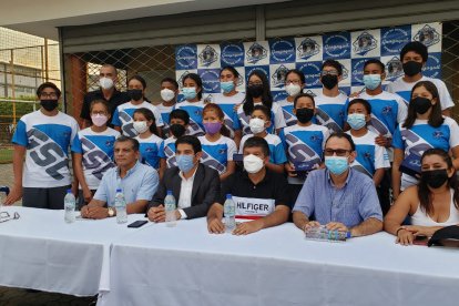 Los deportistas y directivos del club de natación Guayaquil SC, en la premiación de los mejores del 2021.