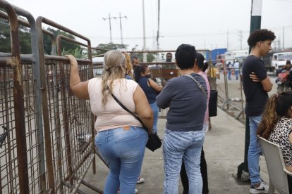 Las familias incluso suelen llegar de otras provincias del país para aguardar la salida de sus allegados de la Penitenciaría del Litoral, en Guayaquil.