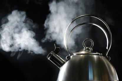 Por aparentes celos, mujer echó agua caliente a su pareja.