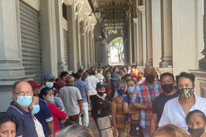 No hay distancimiento social en la cola para pagar el impuesto predial.