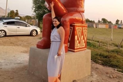 Turistas se fotografían con la singular estatua en el pueblo de Moche, Perú.