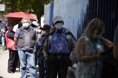 Ciudadanos en Quito hacen fila para ser inoculados con la tercera dosis contra la covid-19, en momentos en que el país sufre un aumento de casos.