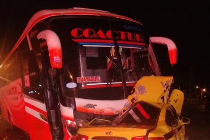 El accidente entre un bus de transporte interprovincial y un taxi ocurrió en la vía Manta - Rocafuerte.