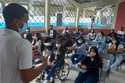 Un alumno de tercer curso de Bachillerato del colegio Ficoa de Montalvo, de Guayaquil, interviene durante el primer día del retorno a clases, el 22 de noviembre pasado.